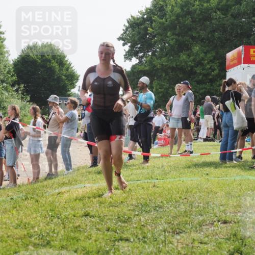 15.06.2025 - 27. Vierlanden-Triathlon KatJ http://msf.ph/oto/8019834 15.06.2025 10:19:23 Schwimmen 474, 558 meine-sportfotos.de