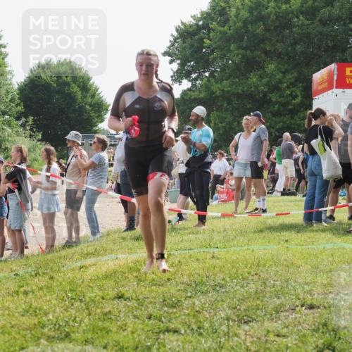 15.06.2025 - 27. Vierlanden-Triathlon KatJ http://msf.ph/oto/8019843 15.06.2025 10:19:23 Schwimmen 474, 558 meine-sportfotos.de