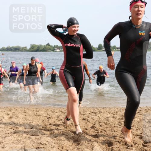 15.06.2025 - 27. Vierlanden-Triathlon Lena Gebhardt http://msf.ph/oto/8019844 15.06.2025 10:17:28 Schwimmen 485, 488, 492, 519, 529, 532, 537, 552, 557, 562, 572, 582, 584, 588, 594, 626 meine-sportfotos.de