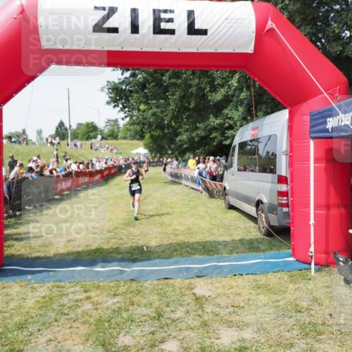 21.06.2025 - 27. Vierlanden-Triathlon MichiJ http://msf.ph/oto/8019846 15.06.2026 11:35:37 Ziel 471, 494 meine-sportfotos.de