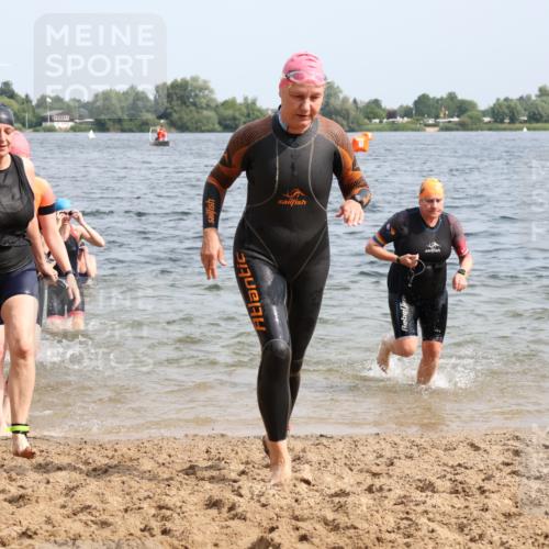 15.06.2025 - 27. Vierlanden-Triathlon Lena Gebhardt http://msf.ph/oto/8019880 15.06.2025 10:17:29 Schwimmen 485, 488, 492, 519, 529, 532, 537, 552, 557, 562, 572, 582, 584, 588, 594, 626 meine-sportfotos.de