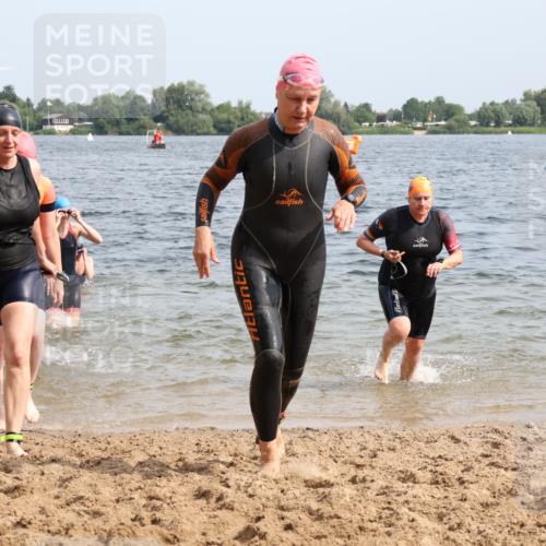 15.06.2025 - 27. Vierlanden-Triathlon Lena Gebhardt http://msf.ph/oto/8019899 15.06.2025 10:17:30 Schwimmen 485, 488, 492, 493, 519, 529, 532, 537, 552, 557, 562, 572, 582, 584, 588, 594, 626 meine-sportfotos.de