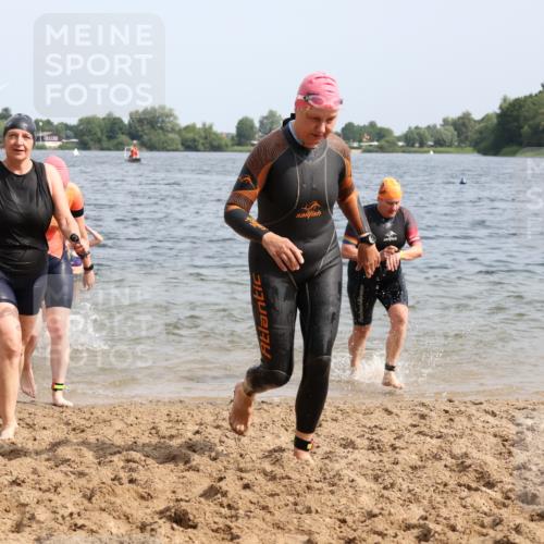 15.06.2025 - 27. Vierlanden-Triathlon Lena Gebhardt http://msf.ph/oto/8019922 15.06.2025 10:17:30 Schwimmen 485, 488, 492, 493, 519, 529, 532, 537, 552, 557, 562, 572, 582, 584, 588, 594, 626 meine-sportfotos.de