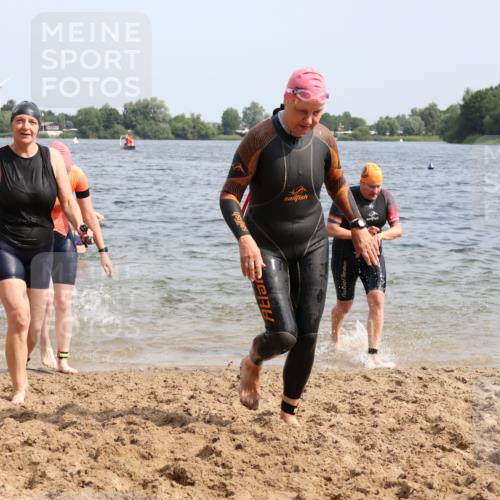 15.06.2025 - 27. Vierlanden-Triathlon Lena Gebhardt http://msf.ph/oto/8019936 15.06.2025 10:17:30 Schwimmen 485, 488, 492, 493, 519, 529, 532, 537, 552, 557, 562, 572, 582, 584, 588, 594, 626 meine-sportfotos.de