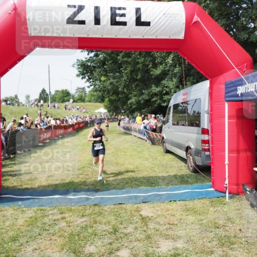 21.06.2025 - 27. Vierlanden-Triathlon MichiJ http://msf.ph/oto/8019946 15.06.2026 11:35:38 Ziel 494 meine-sportfotos.de