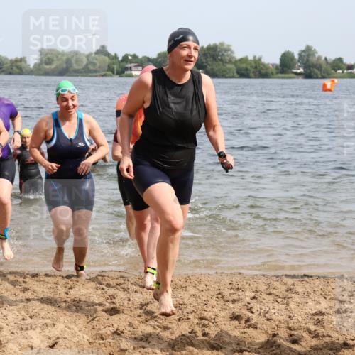 15.06.2025 - 27. Vierlanden-Triathlon Lena Gebhardt http://msf.ph/oto/8019947 15.06.2025 10:17:31 Schwimmen 485, 488, 492, 493, 519, 529, 532, 537, 552, 557, 562, 572, 582, 588, 594, 626 meine-sportfotos.de
