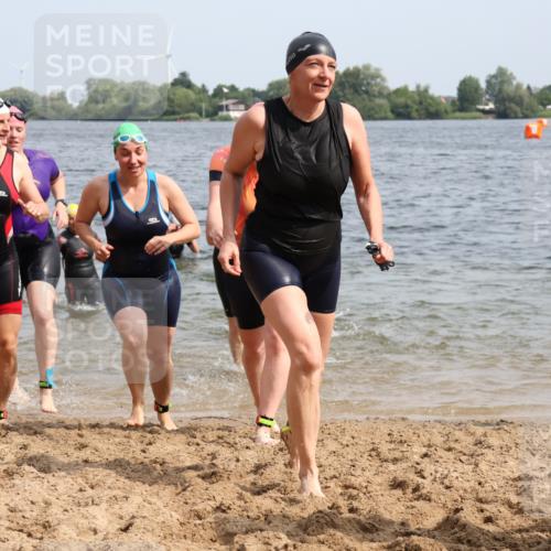 15.06.2025 - 27. Vierlanden-Triathlon Lena Gebhardt http://msf.ph/oto/8019961 15.06.2025 10:17:31 Schwimmen 485, 488, 492, 493, 519, 529, 532, 537, 552, 557, 562, 572, 582, 588, 594, 626 meine-sportfotos.de
