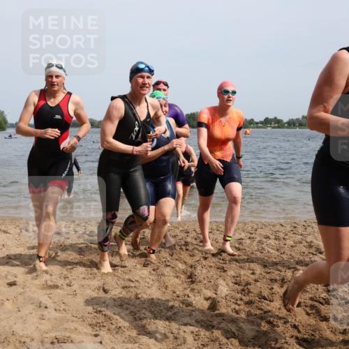 15.06.2025 - 27. Vierlanden-Triathlon Lena Gebhardt http://msf.ph/oto/8020026 15.06.2025 10:17:33 Schwimmen 485, 488, 492, 493, 519, 529, 532, 537, 552, 557, 562, 572, 582, 588, 594, 626 meine-sportfotos.de
