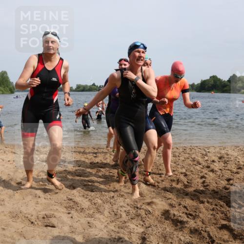 15.06.2025 - 27. Vierlanden-Triathlon Lena Gebhardt http://msf.ph/oto/8020050 15.06.2025 10:17:33 Schwimmen 485, 488, 492, 493, 519, 529, 532, 537, 552, 557, 562, 572, 582, 588, 594, 626 meine-sportfotos.de