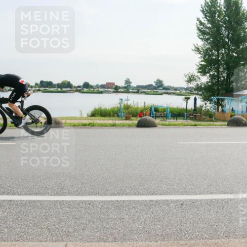 15.06.2025 - 27. Vierlanden-Triathlon H.Heesch http://msf.ph/oto/8020053 15.06.2025 09:43:07 Radfahren 25, 220 meine-sportfotos.de