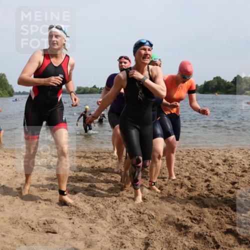 15.06.2025 - 27. Vierlanden-Triathlon Lena Gebhardt http://msf.ph/oto/8020057 15.06.2025 10:17:34 Schwimmen 485, 488, 492, 493, 519, 532, 537, 552, 557, 562, 572, 582, 588, 594, 626 meine-sportfotos.de