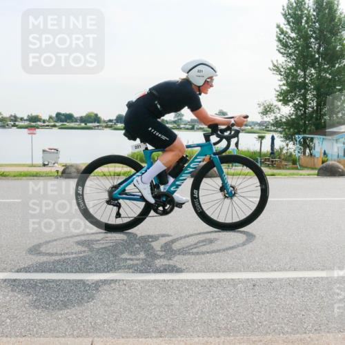 15.06.2025 - 27. Vierlanden-Triathlon H.Heesch http://msf.ph/oto/8020071 15.06.2025 09:43:26 Radfahren 221 meine-sportfotos.de