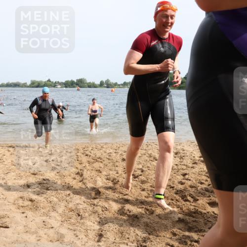 15.06.2025 - 27. Vierlanden-Triathlon Lena Gebhardt http://msf.ph/oto/8020102 15.06.2025 10:17:36 Schwimmen 485, 488, 492, 493, 519, 532, 537, 552, 557, 562, 572, 582, 588, 594, 626 meine-sportfotos.de