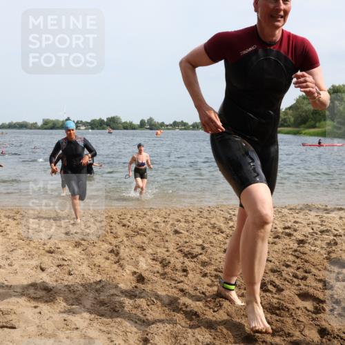 15.06.2025 - 27. Vierlanden-Triathlon Lena Gebhardt http://msf.ph/oto/8020111 15.06.2025 10:17:36 Schwimmen 485, 488, 492, 493, 519, 532, 537, 552, 557, 562, 572, 582, 588, 594, 626 meine-sportfotos.de