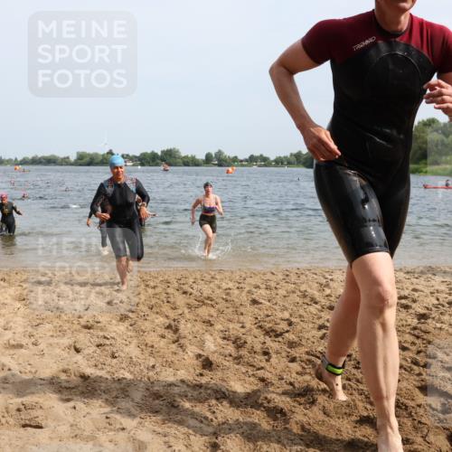 15.06.2025 - 27. Vierlanden-Triathlon Lena Gebhardt http://msf.ph/oto/8020116 15.06.2025 10:17:36 Schwimmen 485, 488, 492, 493, 519, 532, 537, 552, 557, 562, 572, 582, 588, 594, 626 meine-sportfotos.de