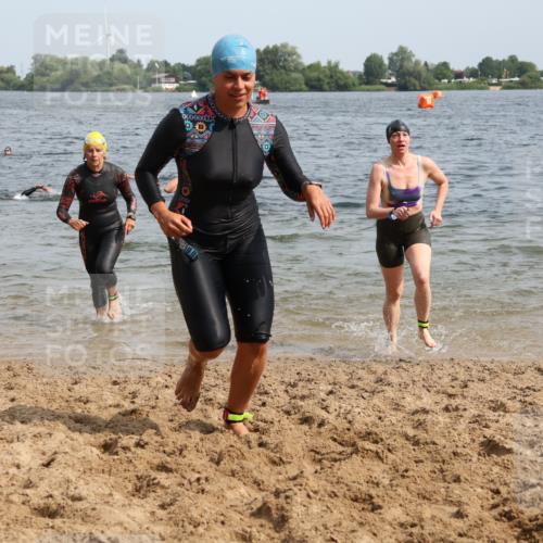 15.06.2025 - 27. Vierlanden-Triathlon Lena Gebhardt http://msf.ph/oto/8020120 15.06.2025 10:17:36 Schwimmen 485, 488, 492, 493, 519, 532, 537, 552, 557, 562, 572, 582, 588, 594, 626 meine-sportfotos.de