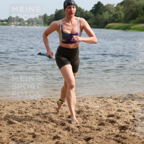 15.06.2025 - 27. Vierlanden-Triathlon Lena Gebhardt http://msf.ph/oto/8020154 15.06.2025 10:17:38 Schwimmen 485, 488, 492, 493, 519, 522, 532, 537, 552, 557, 562, 563, 572, 582, 588, 594, 626 meine-sportfotos.de