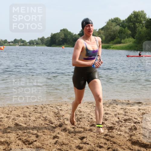 15.06.2025 - 27. Vierlanden-Triathlon Lena Gebhardt http://msf.ph/oto/8020167 15.06.2025 10:17:38 Schwimmen 485, 488, 492, 493, 519, 522, 532, 537, 552, 557, 562, 563, 572, 582, 588, 594, 626 meine-sportfotos.de