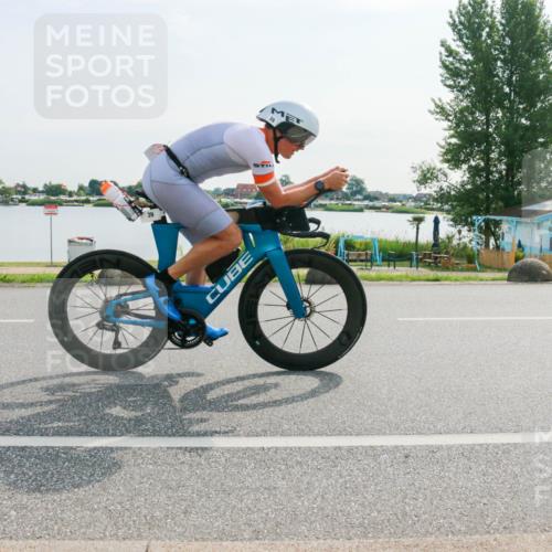 15.06.2025 - 27. Vierlanden-Triathlon H.Heesch http://msf.ph/oto/8020173 15.06.2025 09:44:11 Radfahren 27, 39, 54, 216 meine-sportfotos.de