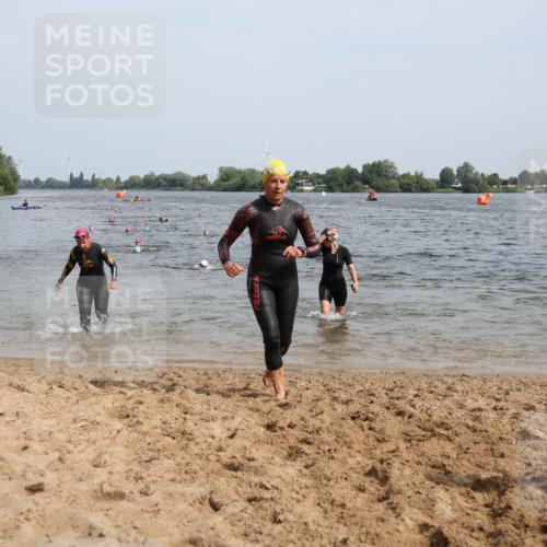 15.06.2025 - 27. Vierlanden-Triathlon Lena Gebhardt http://msf.ph/oto/8020178 15.06.2025 10:17:39 Schwimmen 485, 488, 492, 493, 519, 522, 532, 537, 552, 557, 562, 563, 572, 588, 626 meine-sportfotos.de