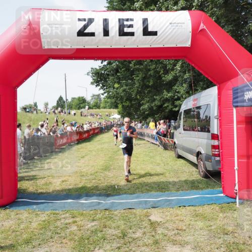 21.06.2025 - 27. Vierlanden-Triathlon MichiJ http://msf.ph/oto/8020182 15.06.2026 11:35:55 Ziel 454, 477 meine-sportfotos.de