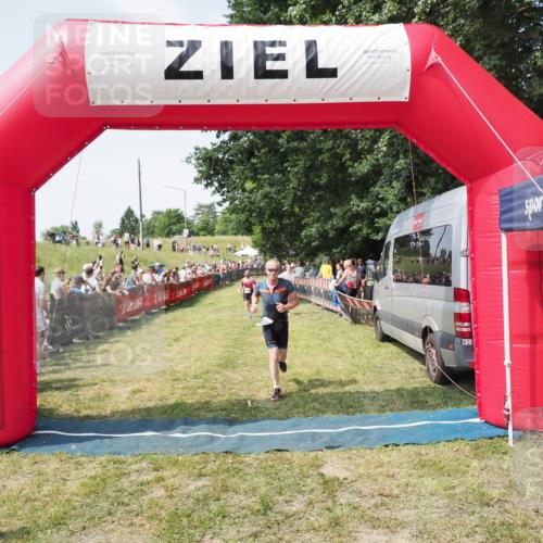 21.06.2025 - 27. Vierlanden-Triathlon MichiJ http://msf.ph/oto/8020192 15.06.2026 11:35:55 Ziel 454, 477 meine-sportfotos.de