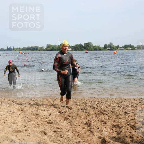 15.06.2025 - 27. Vierlanden-Triathlon Lena Gebhardt http://msf.ph/oto/8020197 15.06.2025 10:17:39 Schwimmen 485, 488, 492, 493, 519, 522, 532, 537, 552, 557, 562, 563, 572, 588, 626 meine-sportfotos.de