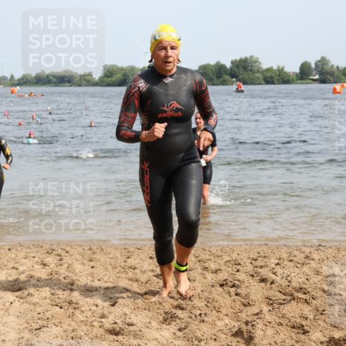 15.06.2025 - 27. Vierlanden-Triathlon Lena Gebhardt http://msf.ph/oto/8020221 15.06.2025 10:17:40 Schwimmen 485, 488, 492, 493, 519, 522, 532, 537, 552, 557, 562, 563, 572, 588, 626 meine-sportfotos.de