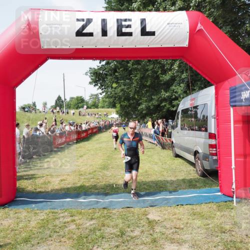 21.06.2025 - 27. Vierlanden-Triathlon MichiJ http://msf.ph/oto/8020225 15.06.2026 11:35:55 Ziel 454, 477 meine-sportfotos.de