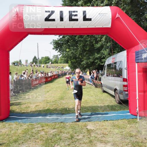 21.06.2025 - 27. Vierlanden-Triathlon MichiJ http://msf.ph/oto/8020231 15.06.2026 11:35:55 Ziel 454, 477 meine-sportfotos.de