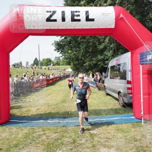 21.06.2025 - 27. Vierlanden-Triathlon MichiJ http://msf.ph/oto/8020252 15.06.2026 11:35:56 Ziel 454, 477 meine-sportfotos.de