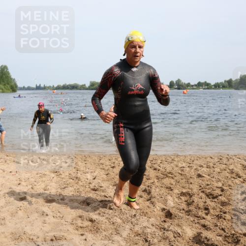 15.06.2025 - 27. Vierlanden-Triathlon Lena Gebhardt http://msf.ph/oto/8020254 15.06.2025 10:17:41 Schwimmen 485, 488, 492, 493, 519, 522, 532, 537, 552, 557, 562, 563, 572, 588, 626 meine-sportfotos.de