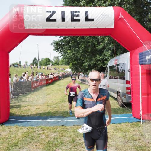 21.06.2025 - 27. Vierlanden-Triathlon MichiJ http://msf.ph/oto/8020284 15.06.2026 11:35:57 Ziel 454, 477 meine-sportfotos.de