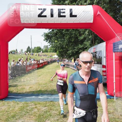 21.06.2025 - 27. Vierlanden-Triathlon MichiJ http://msf.ph/oto/8020334 15.06.2026 11:35:57 Ziel 454, 477 meine-sportfotos.de