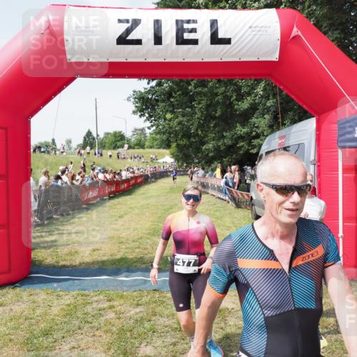 21.06.2025 - 27. Vierlanden-Triathlon MichiJ http://msf.ph/oto/8020367 15.06.2026 11:35:57 Ziel 454, 477 meine-sportfotos.de
