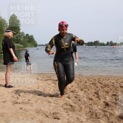 15.06.2025 - 27. Vierlanden-Triathlon Lena Gebhardt http://msf.ph/oto/8020389 15.06.2025 10:17:46 Schwimmen 493, 522, 537, 552, 562, 563, 571 meine-sportfotos.de