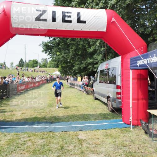 21.06.2025 - 27. Vierlanden-Triathlon MichiJ http://msf.ph/oto/8020403 15.06.2026 11:36:03 Ziel 477, 542 meine-sportfotos.de
