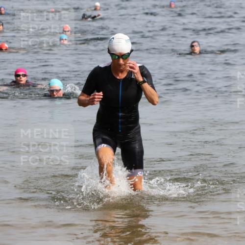15.06.2025 - 27. Vierlanden-Triathlon Lena Gebhardt http://msf.ph/oto/8020411 15.06.2025 10:17:49 Schwimmen 493, 522, 563, 571 meine-sportfotos.de