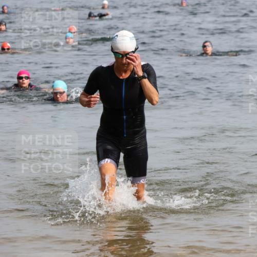15.06.2025 - 27. Vierlanden-Triathlon Lena Gebhardt http://msf.ph/oto/8020427 15.06.2025 10:17:49 Schwimmen 493, 522, 563, 571 meine-sportfotos.de
