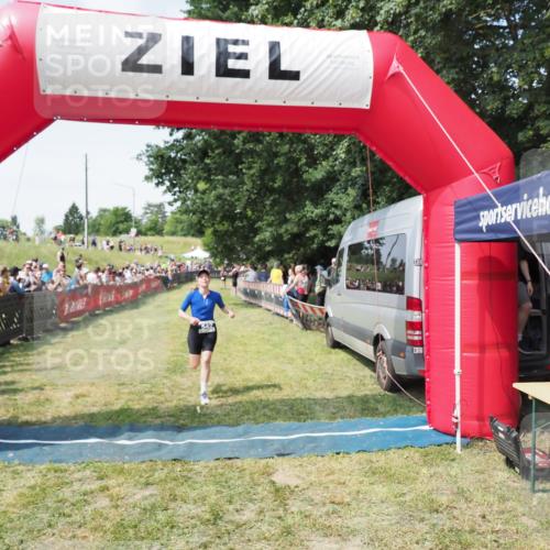 21.06.2025 - 27. Vierlanden-Triathlon MichiJ http://msf.ph/oto/8020438 15.06.2026 11:36:04 Ziel 477, 542 meine-sportfotos.de