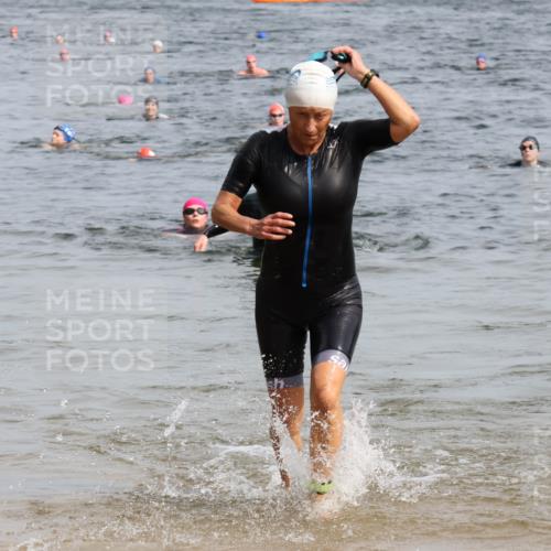15.06.2025 - 27. Vierlanden-Triathlon Lena Gebhardt http://msf.ph/oto/8020443 15.06.2025 10:17:51 Schwimmen 522, 563, 571 meine-sportfotos.de