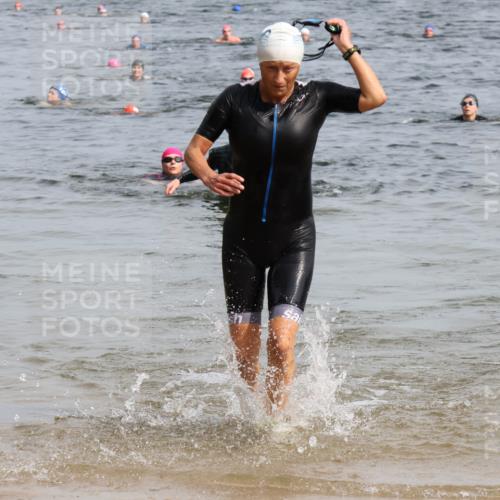 15.06.2025 - 27. Vierlanden-Triathlon Lena Gebhardt http://msf.ph/oto/8020460 15.06.2025 10:17:51 Schwimmen 522, 563, 571 meine-sportfotos.de
