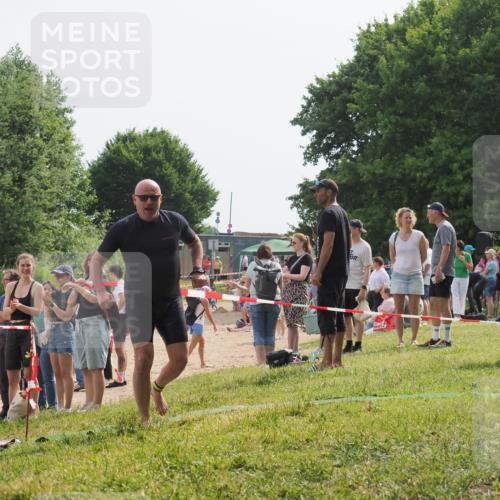 15.06.2025 - 27. Vierlanden-Triathlon KatJ http://msf.ph/oto/8020466 15.06.2025 10:20:15 Schwimmen 616 meine-sportfotos.de