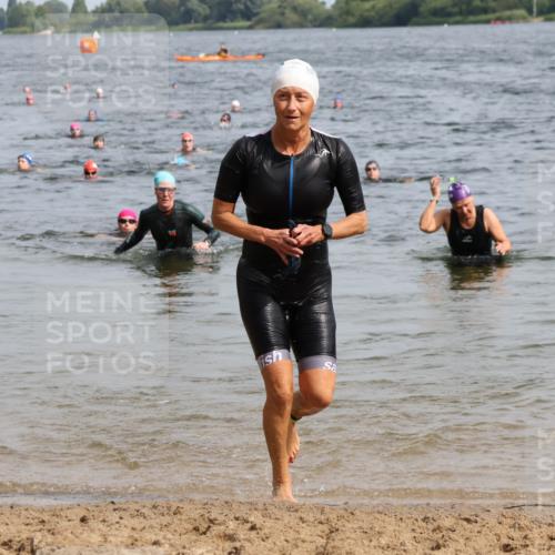 15.06.2025 - 27. Vierlanden-Triathlon Lena Gebhardt http://msf.ph/oto/8020476 15.06.2025 10:17:52 Schwimmen 522, 563, 571 meine-sportfotos.de