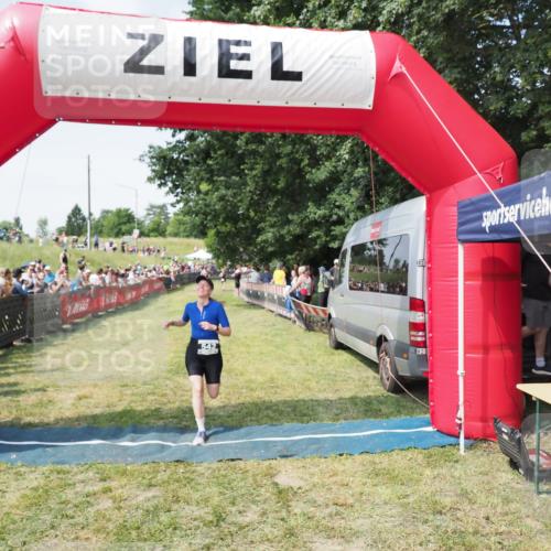 21.06.2025 - 27. Vierlanden-Triathlon MichiJ http://msf.ph/oto/8020490 15.06.2026 11:36:04 Ziel 477, 542 meine-sportfotos.de