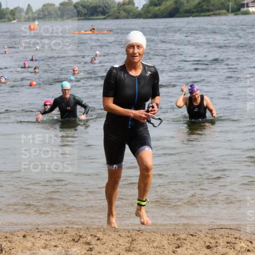15.06.2025 - 27. Vierlanden-Triathlon Lena Gebhardt http://msf.ph/oto/8020504 15.06.2025 10:17:52 Schwimmen 522, 563, 571 meine-sportfotos.de