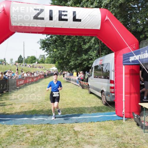 21.06.2025 - 27. Vierlanden-Triathlon MichiJ http://msf.ph/oto/8020507 15.06.2026 11:36:04 Ziel 477, 542 meine-sportfotos.de