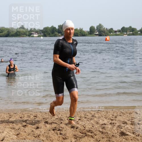 15.06.2025 - 27. Vierlanden-Triathlon Lena Gebhardt http://msf.ph/oto/8020511 15.06.2025 10:17:53 Schwimmen 522, 563, 571 meine-sportfotos.de