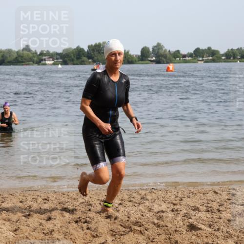 15.06.2025 - 27. Vierlanden-Triathlon Lena Gebhardt http://msf.ph/oto/8020518 15.06.2025 10:17:53 Schwimmen 522, 563, 571 meine-sportfotos.de