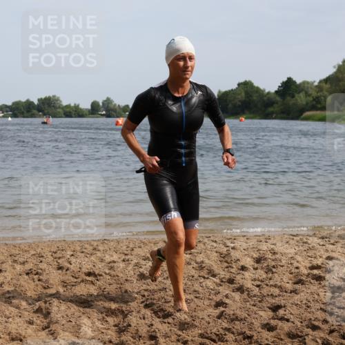 15.06.2025 - 27. Vierlanden-Triathlon Lena Gebhardt http://msf.ph/oto/8020527 15.06.2025 10:17:54 Schwimmen 515, 522, 563, 571 meine-sportfotos.de